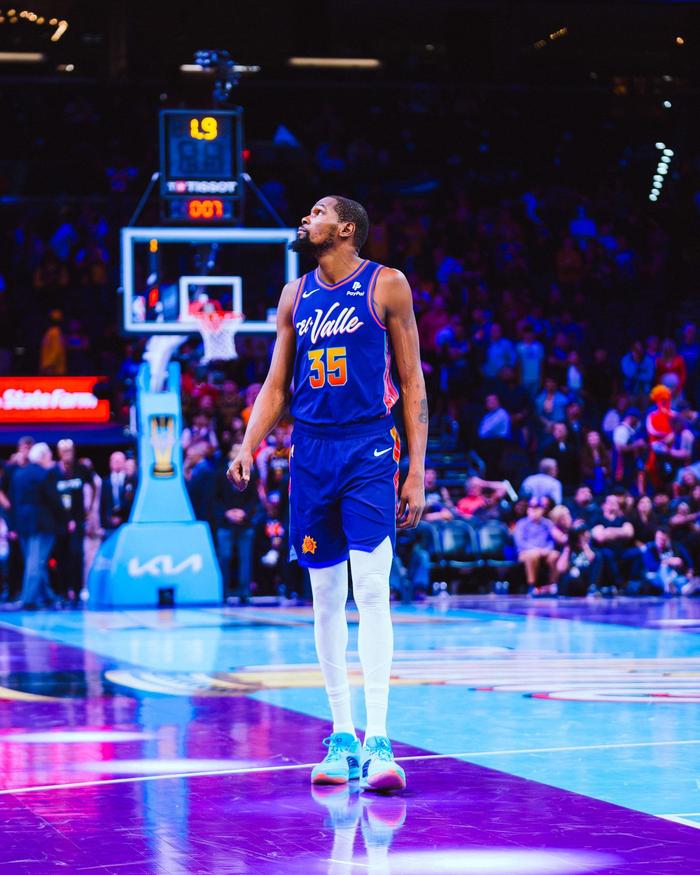 爱游戏-杜兰特在独行侠比赛中重返赛场，战术调整引发热议！观众掌声雷动的简单介绍-爱游戏